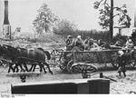 220px-Bundesarchiv_Bild_175-S00-00326,_Flüchtlinge_aus_Ostpreußen_auf_Pferdewagen